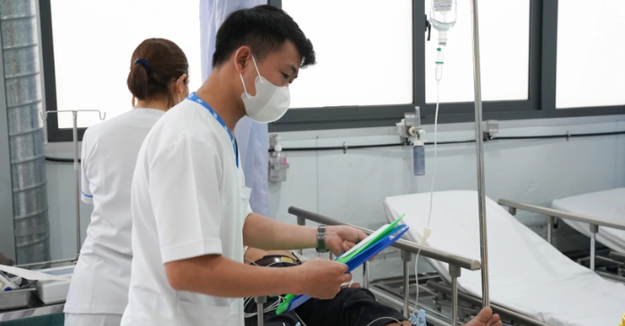 Nữ sinh 14 tuổi ngộ độc rượu