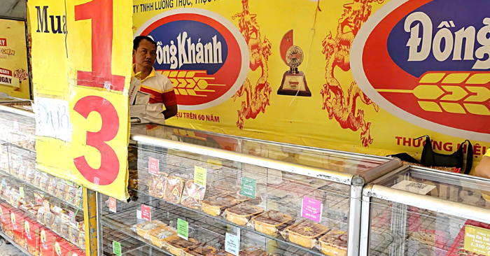 Thị trường chậm, bánh trung thu vẫn tràn ngập cửa hàng – vì sao?