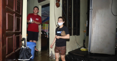 Ngập lụt Hà Nội 30 giờ khiến dân rốn lụt cô lập