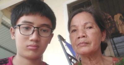 Cậu bé u não chăm bà ngoại liệt giường
