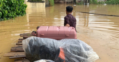 Cha kéo bè đưa con vượt lũ đi du học kịp chuyến bay