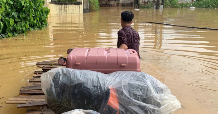 Cha kéo bè đưa con vượt lũ đi du học