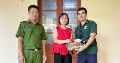 Trả lại túi xách tiền vàng nhặt được trong lũ