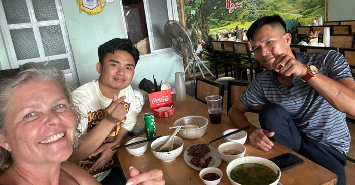 tinh thần Việt trong bão lũ