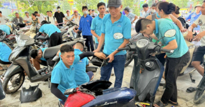 Thợ Thanh Hóa sửa xe miễn phí giúp dân vùng lũ Thái Nguyên