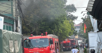 Kho dược ở ngoại thành Hà Nội bốc cháy sau tiếng nổ lớn, một công nhân tử vong