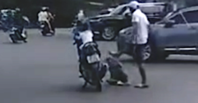 Bé trai bị người đàn ông nghi là bố đánh giữa đường ở Hà Nội