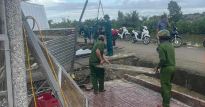 Lốc xoáy trong đêm tàn phá nhiều nhà dân và ao nuôi tôm ở Cà Mau