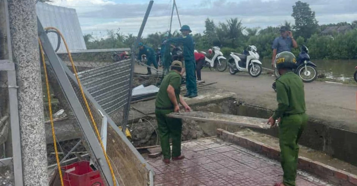 Lốc xoáy trong đêm tàn phá nhiều nhà dân và ao nuôi tôm ở Cà Mau