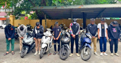 CSGT xử lý nhóm thanh niên dàn hàng ngang xe máy trên cầu Vĩnh Tuy