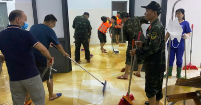 Bộ đội hành quân xuyên đêm dọn bùn tại hai bệnh viện lớn ở Đà Nẵng