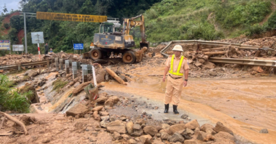 Đèo Lò Xo tiếp tục sạt lở, nhiều phương tiện vẫn bị mắc kẹt