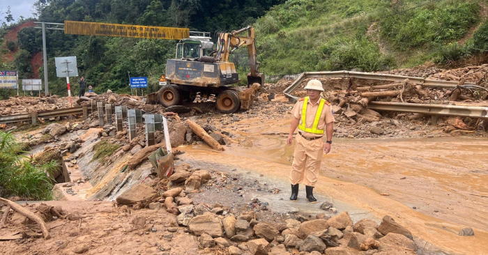 Đèo Lò Xo tiếp tục sạt lở, nhiều phương tiện vẫn bị mắc kẹt