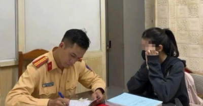 Vừa lái xe máy vừa xem TikTok, nữ sinh 19 tuổi bị phạt 1,4 triệu đồng