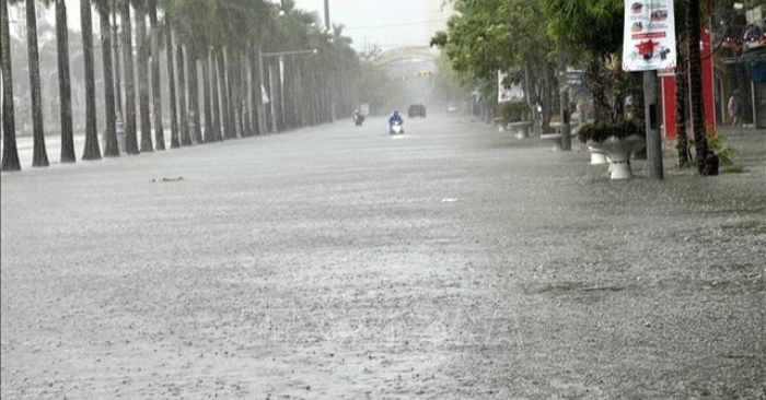 Bão số 11 Matmo gây mưa gió mạnh