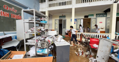 Lũ tràn bệnh viện Vân Hồ, nhân viên y tế bế bệnh nhân thoát hiểm