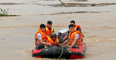 Mưa lớn gây sạt lở, 6 người mắc kẹt được cứu ở Quảng Nam