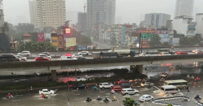 Nước ngập ngang bụng, ô tô xe máy “đứng hình”