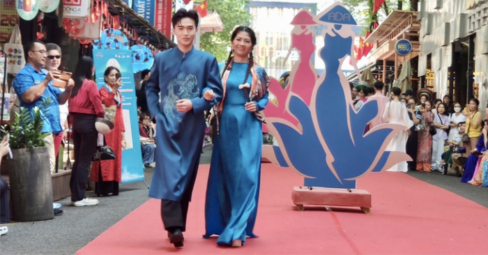 Đường sách TP.HCM thành sàn diễn thời trang