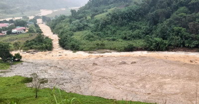 Lũ bùn tràn dài gần 3km sau tiếng nổ lớn tại Quảng Ngãi, hơn 1.700 người dân bị cô lập