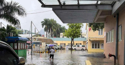 Hà Nội ngập sâu, bệnh viện K Tân Triều phải huy động ô tô trung chuyển bệnh nhân giữa “biển nước”
