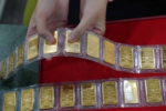 Giá vàng lao dốc mạnh, tiêp tục rớt sâu, người mua đỉnh lỗ gần 15 triệu đồng/lượng