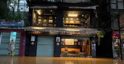 Đường phố Huế lộ diện sau lũ, người dân khẩn trương, câp tốc dọn dẹp