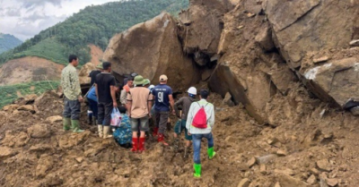 Vụ ô tô chở 3 người mất tích ở Lào Cai: Phát hiện xe bị vùi sâu dưới đất đá