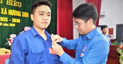 Thanh niên cứu bé bị lũ cuốn được trao Huy hiệu “Tuổi trẻ dũng cảm”