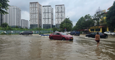 Nhiều tuyến đường Hà Nội vẫn bị phong tỏa vì ngập sâu, người dân bì bõm lội nước đi làm