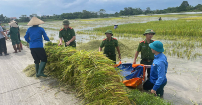 Công an Bắc Ninh trực 100% giúp dân khắc phục mưa lũ