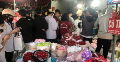 Thị trường hoa 20/10 “nở rộ” cả online lẫn chợ truyền thống
