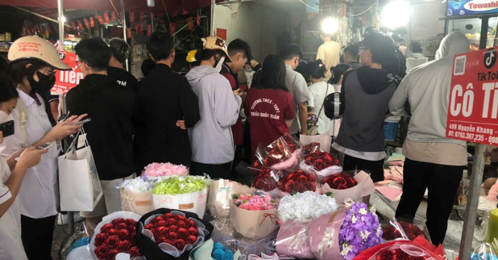 Thị trường hoa 20/10 “nở rộ” cả online lẫn chợ truyền thống