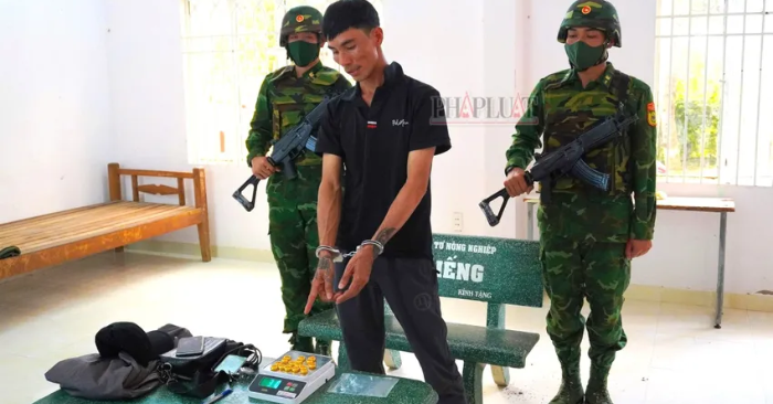 Giấu 16 khoanh vàng trong áo khoác, người đàn ông bị bắt tại cửa khẩu