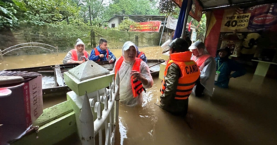 Lũ dâng cuồn cuộn trên sông Hương, trung tâm Huế ngập nặng
