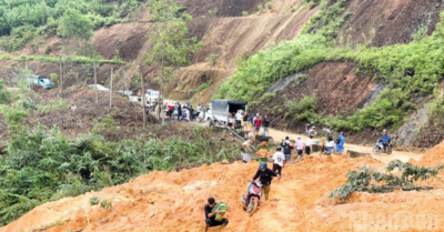 Đà Nẵng: Băng rừng cõng lương thực vào cho người dân bị cô lập do sạt lở núi