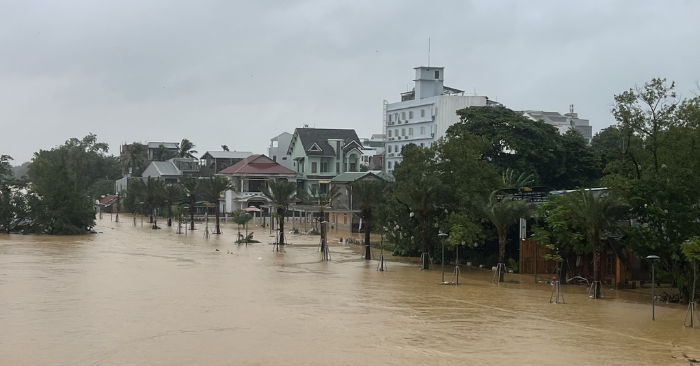 Lũ lịch sử tiếp tục bao vây Huế