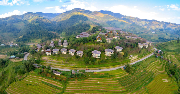 Mù Cang Chải: Một khu du lịch tọa lạc trên đỉnh đồi và xung quanh là ruộng bậc thang (Ảnh: Thanh Niên)