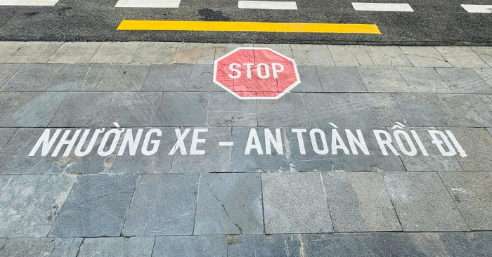 Cục CSGT yêu cầu dừng xe khi thấy khẩu hiệu “Nhường xe - an toàn rồi đi”