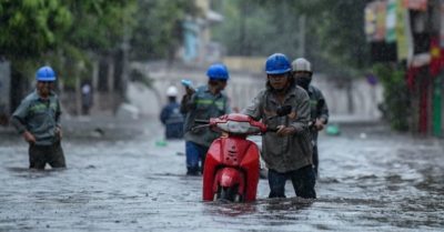 Hoàn lưu bão gây mưa ở Hà Nội sáng nay, cảnh báo ngập lụt đường phố