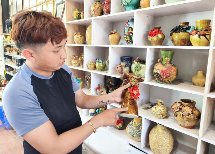 Nghệ nhân Nguyễn Viết Lâm giới thiệu men sứ cổ điển được anh hồi sinh
