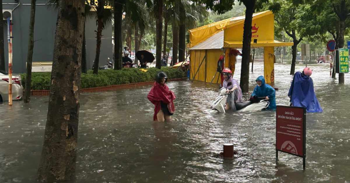 Phố biến thành sông, dân công sở Hà Nội bất ngờ được nghỉ làm hưởng lương