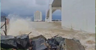 Triều cường dâng cao, sóng phá hỏng vỉa hè, ngập đường ở Đà Nẵng