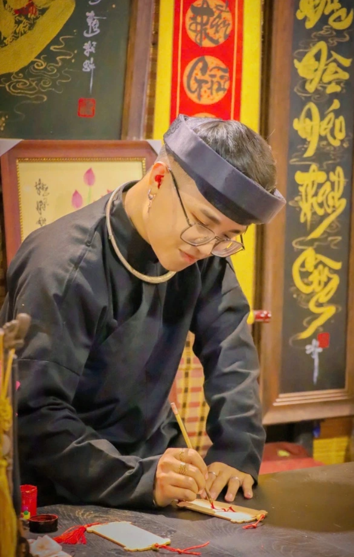 Phong thái điềm tĩnh của nghệ nhân thư pháp Võ Tuấn Xuân Thành