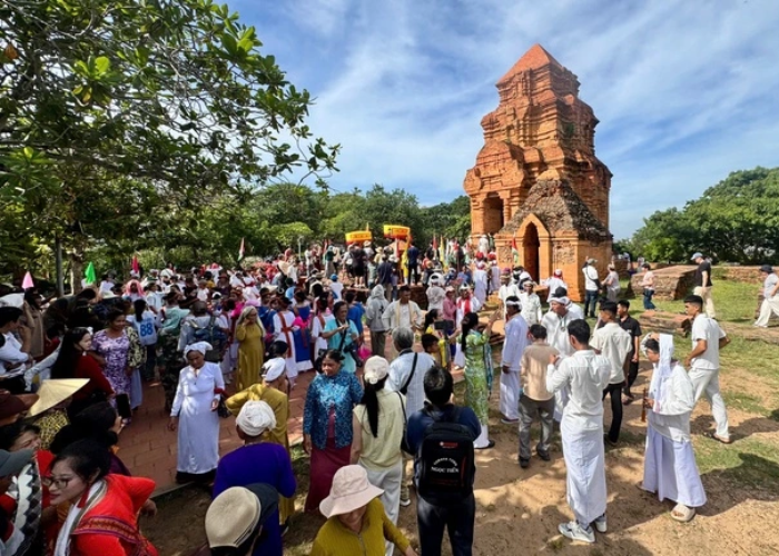 Quang cảnh lễ hội Katê bên tháp Chăm PôSahInư