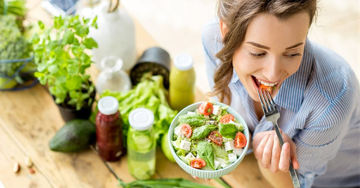 Ăn rau củ mỗi ngày giúp bổ sung vitamin, chất xơ và khoáng chất; tăng sức đề kháng, hỗ trợ tiêu hóa và duy trì cơ thể khỏe mạnh, cân đối.