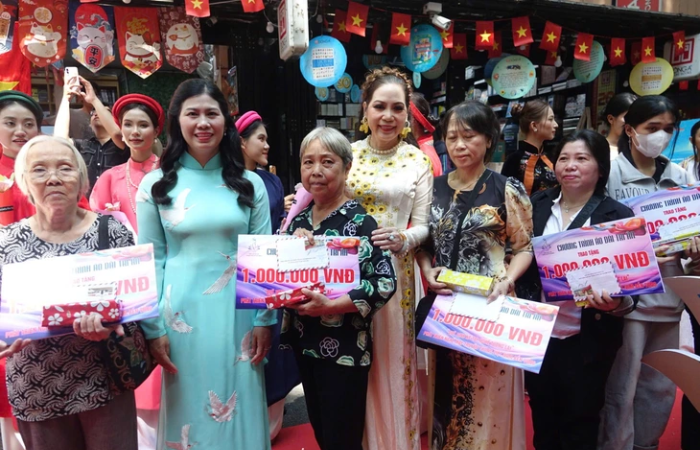 Ngày hội áo dài TP.HCM: Tặng quà cho các thợ may, thợ thêu có hoàn cảnh khó khăn