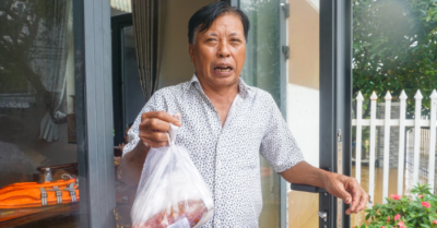 Người dân Đà Nẵng vượt dòng nước lũ ngang đầu, chia nhau từng gói mì, ổ bánh