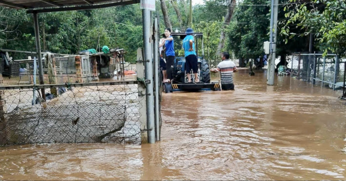 "Nhiều tuyến đường giao thông bị chia cắt hoàn toàn sau lũ."