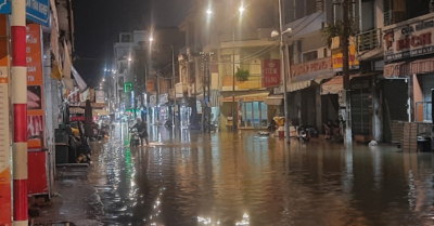 Triều cường bất ngờ khiến nhiều tuyến đường, nhà dân ở TPHCM ngập sâu